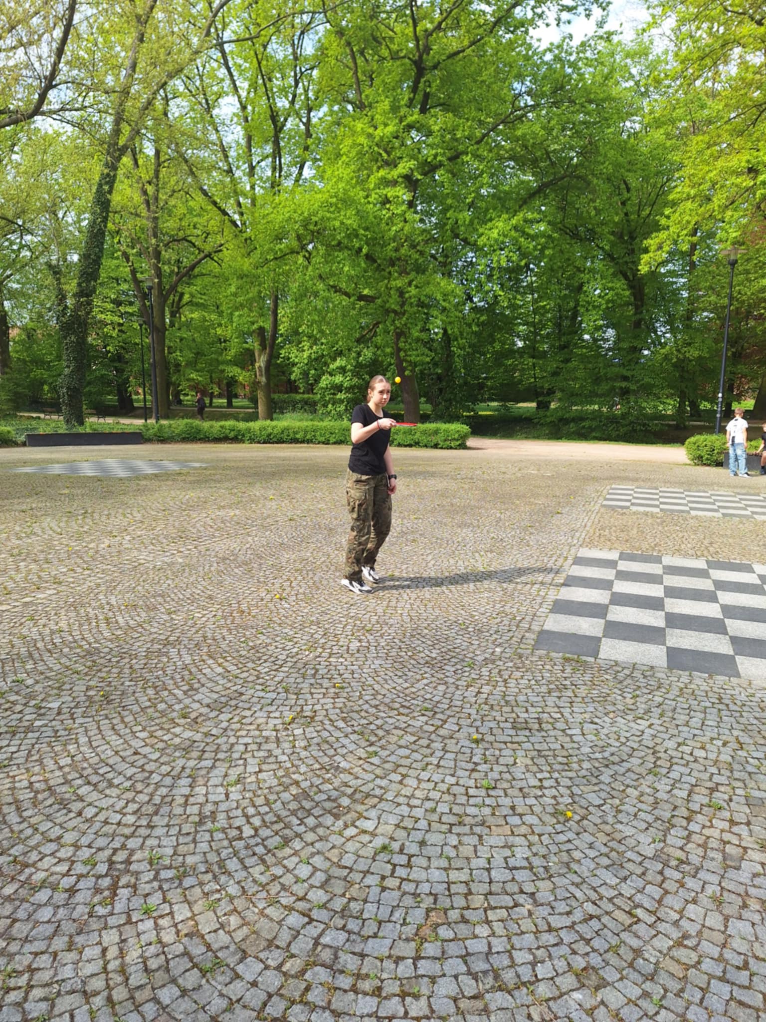 Zdjęcie_nr_3_przedstawia_uczennicę_podbijającą_piłeczkę_pingpongową_w_Parku_im._Juliusza_Słowackiego.jpg