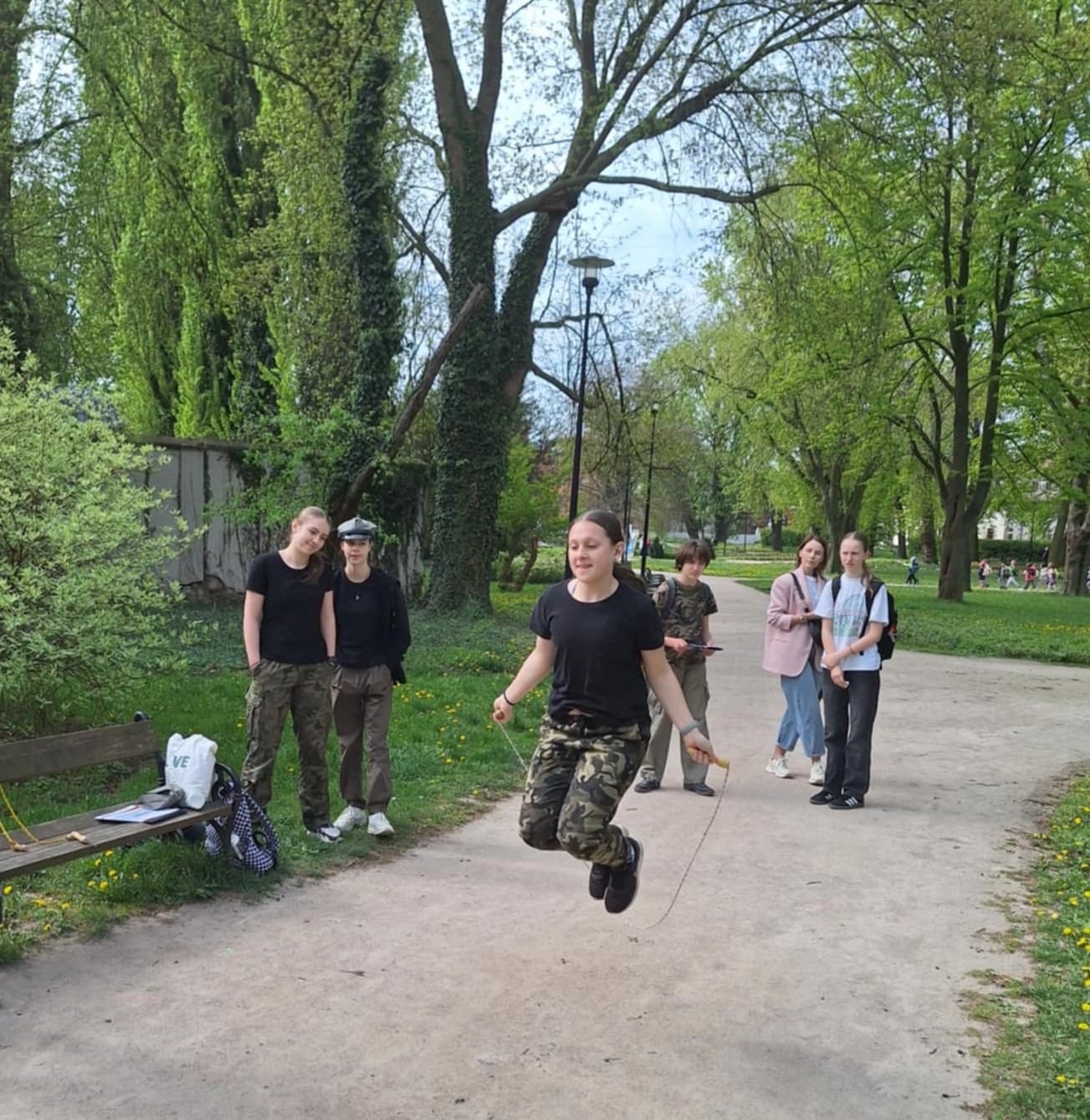 Zdjęcie_nr_4_przedstawia_uczennicę_skaczącą_na_skakance_w_Parku_im._Juliusza_Słowackiego.jpg